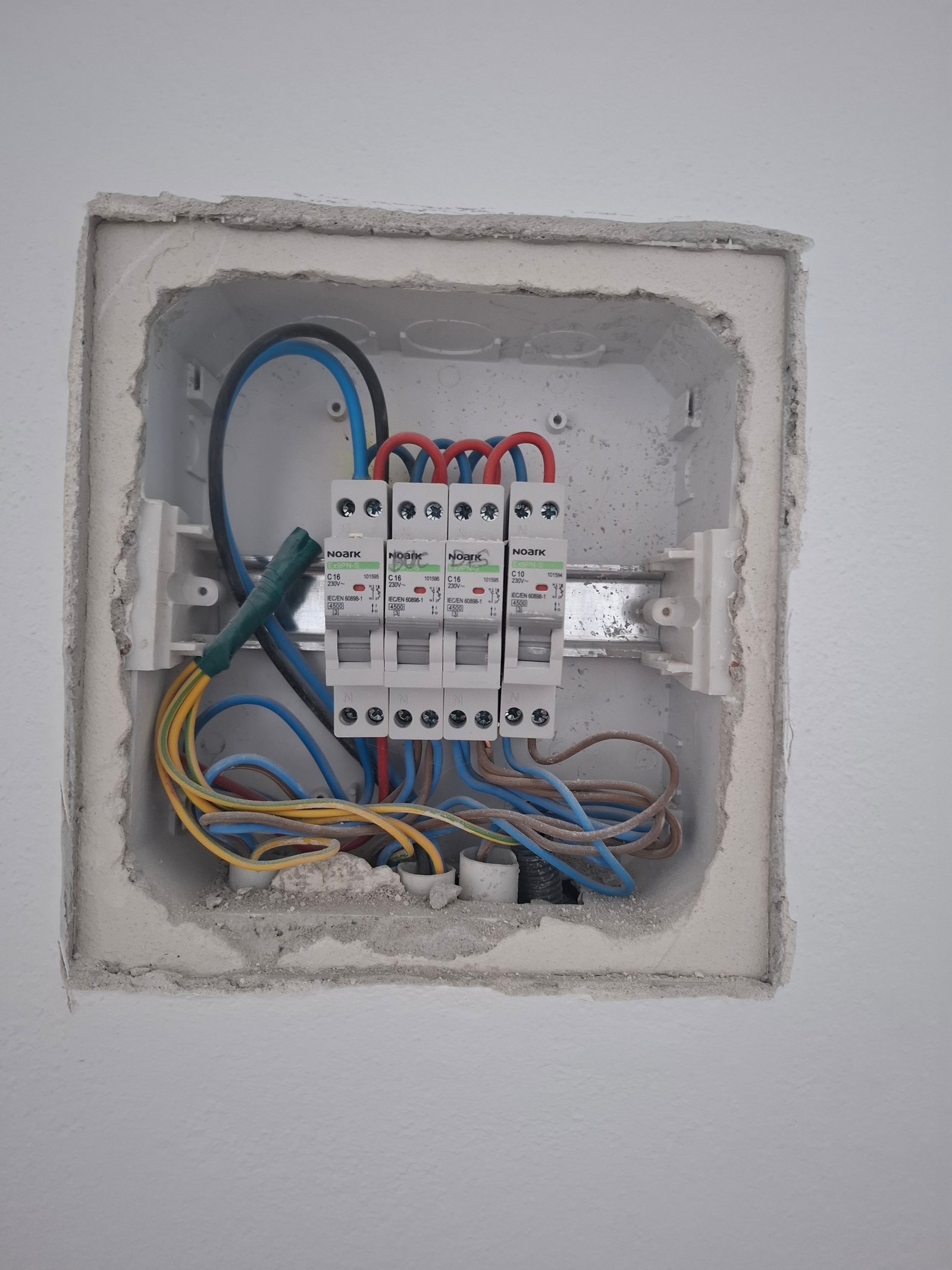 Tablou electric de apartament cu siguranțe automate și fără protecție diferențială de 30 mA